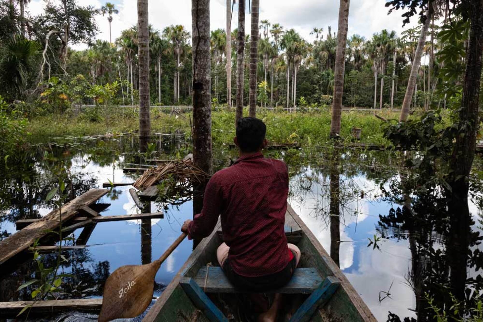 Una canoa se acerca a un lago donde se derramó petróleo de un oleoducto cerca de la comunidad de Nuevo Progreso