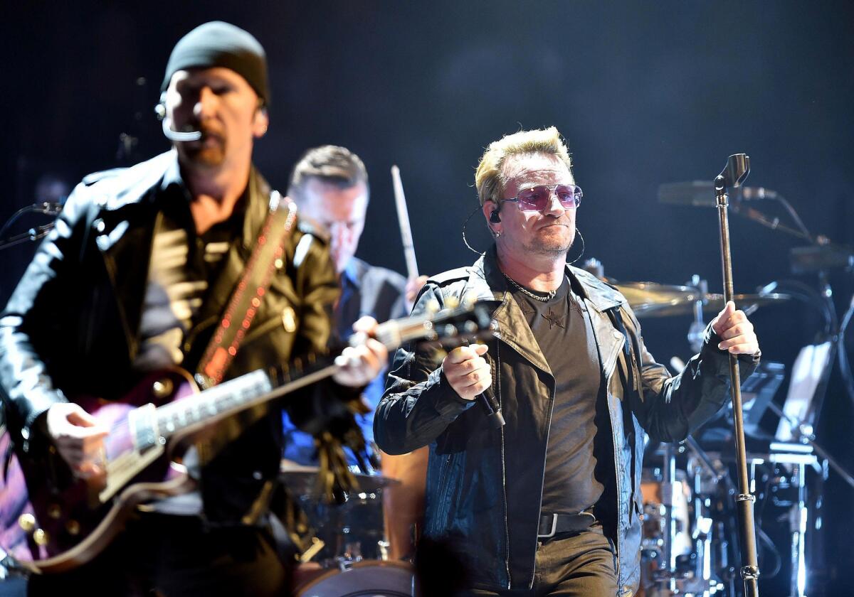 La banda irlandesa U2 durante un concierto en Turín, Italia en una fotografía del 4 de septiembre de 2015. U2 anunció las nuevas fechas para los conciertos que pospuso por los atentados del 13 de noviembre en París. La banda se presentaría originalmente el 14 y el 15 de noviembre, sus conciertos serán ahora el 6 y 7 de diciembre. (Alessandro Di Marco/ANSA via AP, archivo)