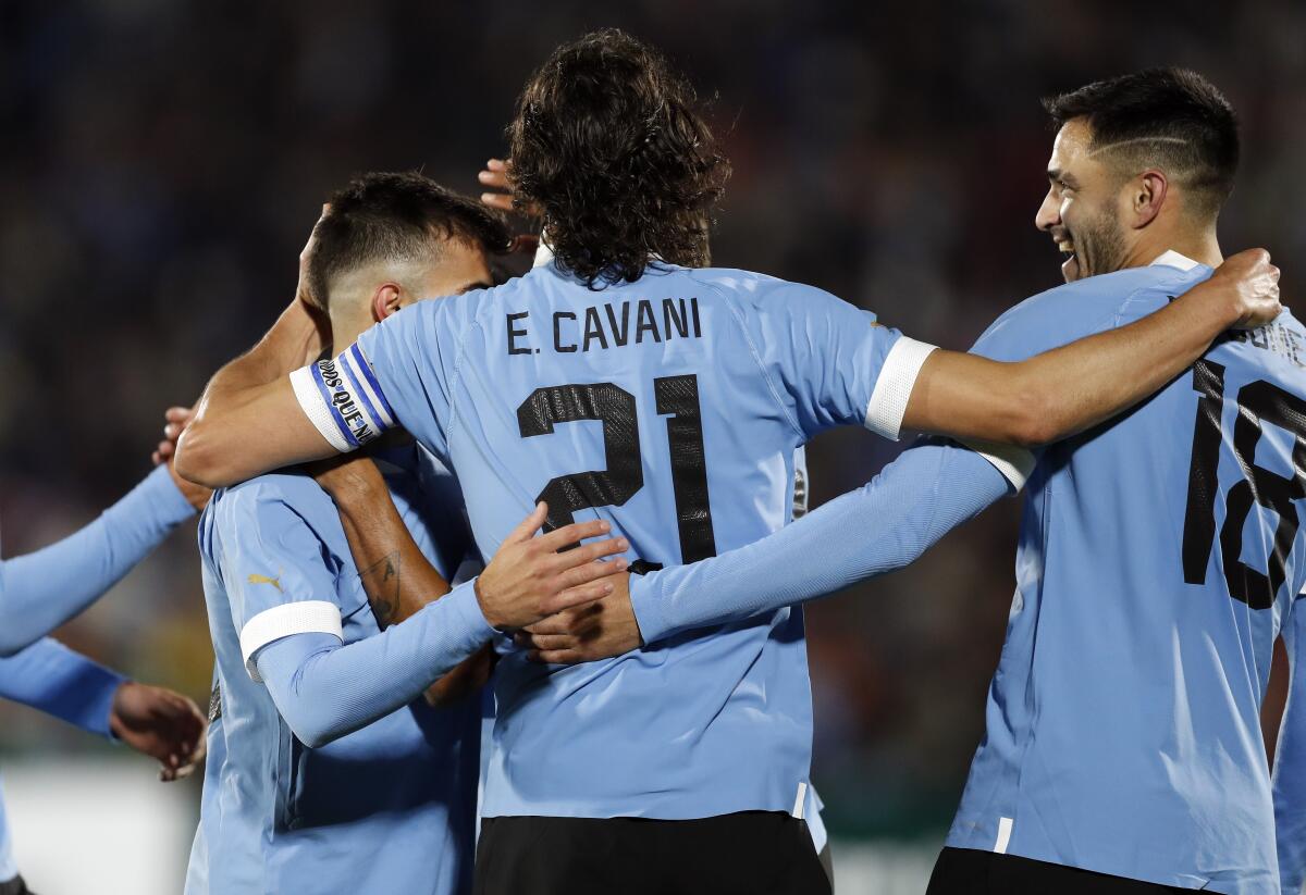 Los jugadores de Uruguay, incluido Edison Cavani al centro, celebran después de anotar contra Panamá 