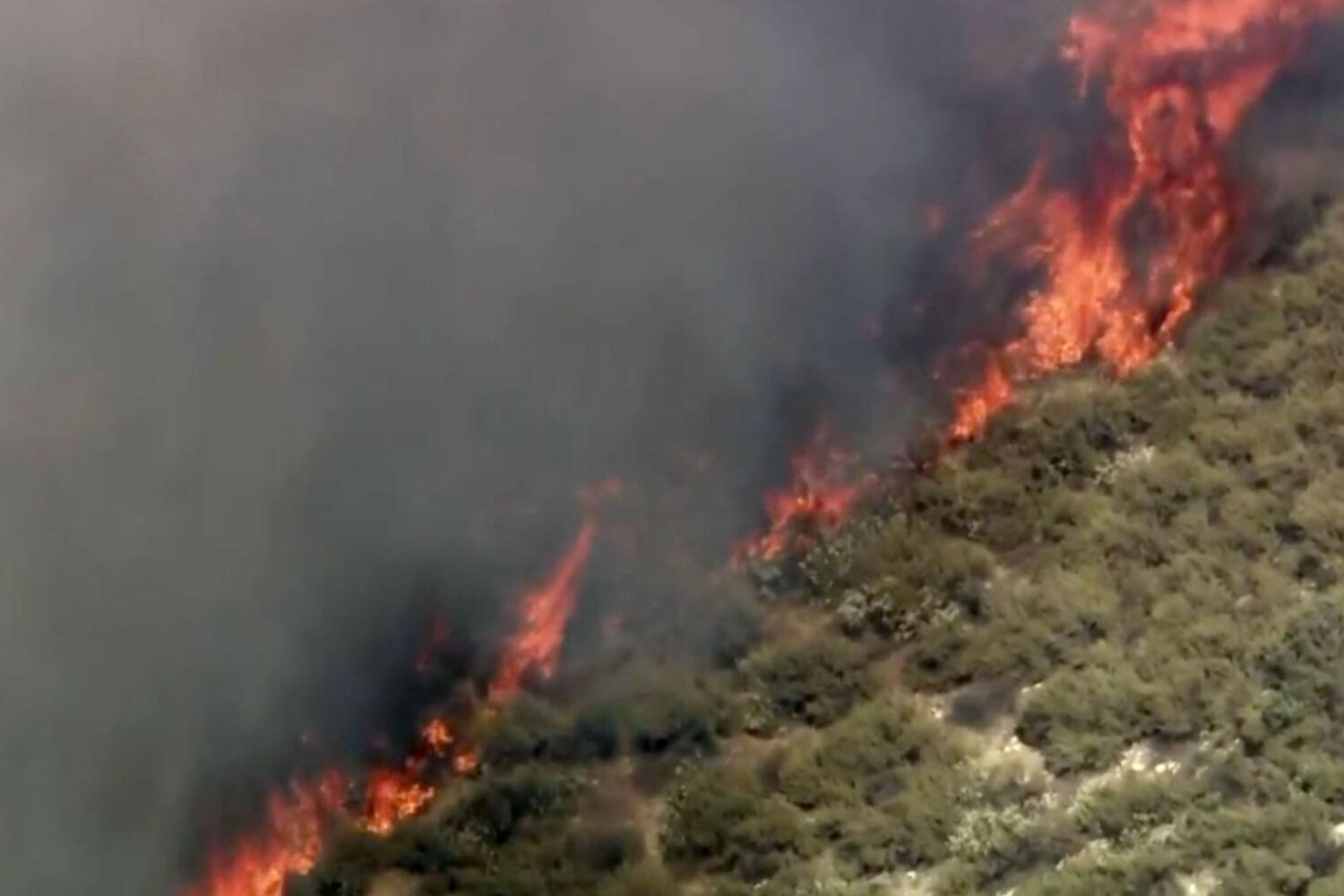 Santa Clarita Valley brush fire quadruples in size amid high heat, rough terrain