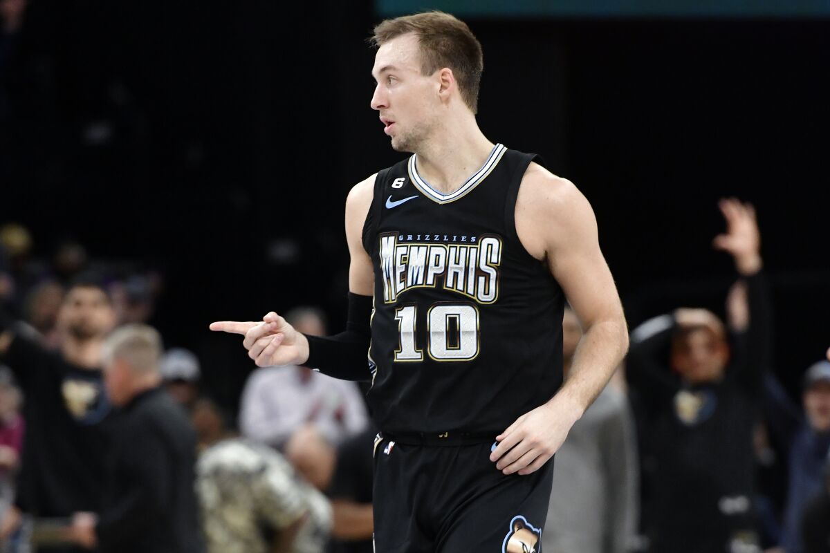 Grizzlies'den Luke Kennard (10), 31 Mart 2023'te Clippers'a karşı oynanan bir maç sırasında tepki veriyor.