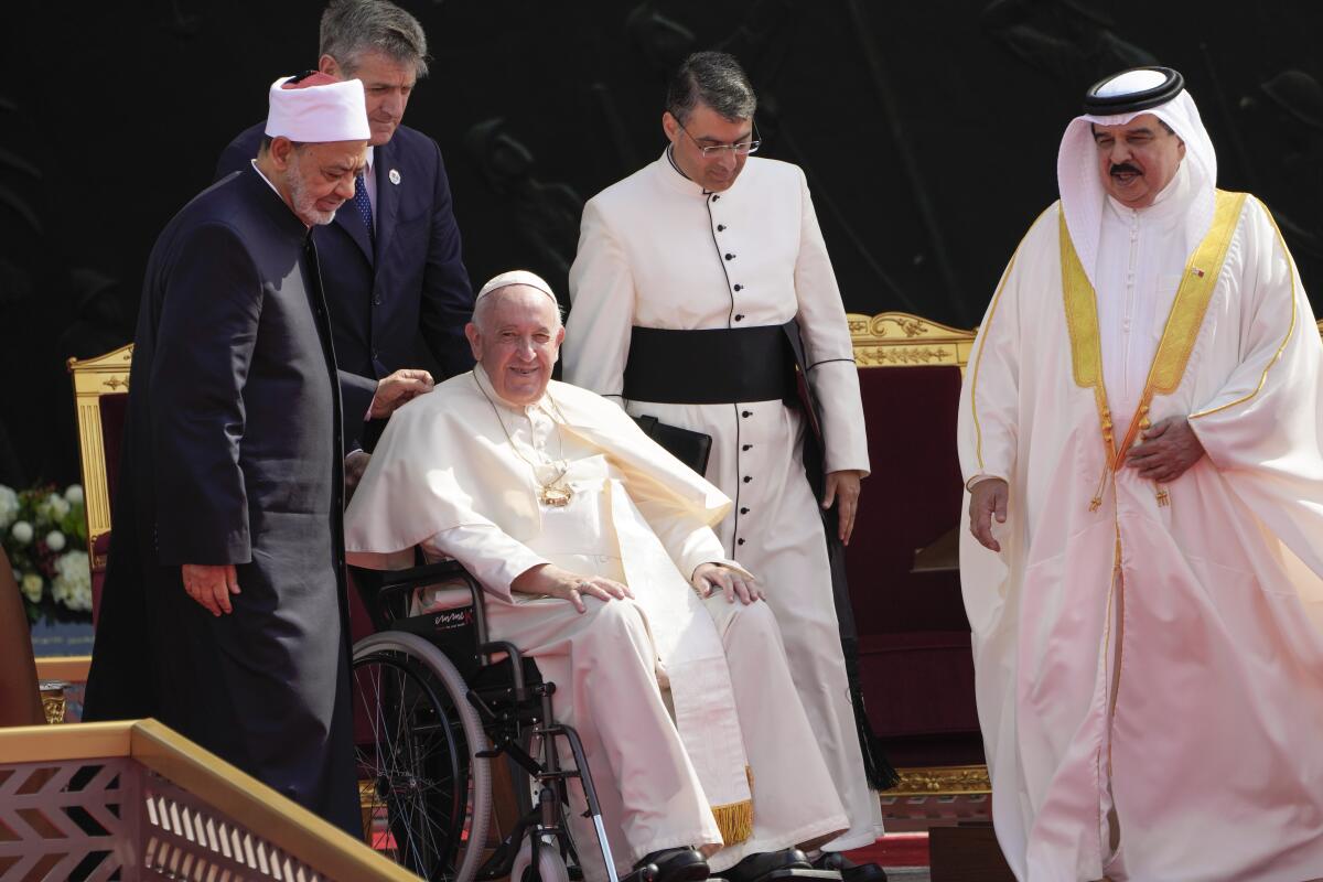 En la imagen, de izquierda a derecha, Ahmed El-Tayeb, gran imán de al-Azhar; el papa Francisco y el rey de Bahrein, 