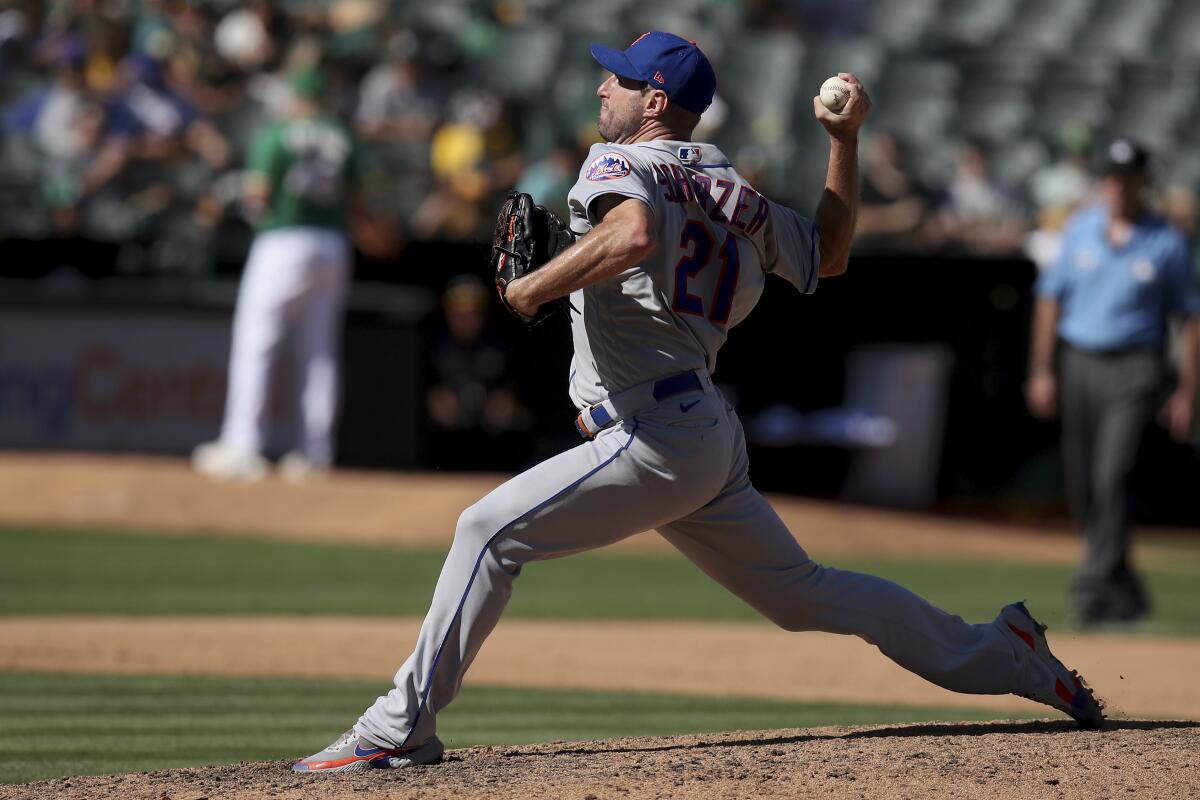 Max Scherzer lanza por los Mets de Nueva York ante los Atléticos, en Oakland, 