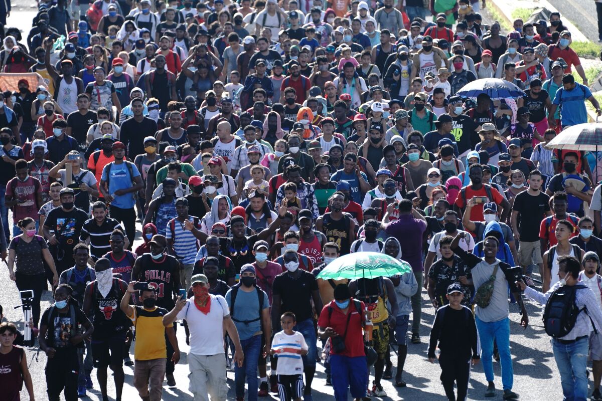 Una caravana de migrantes se dirige hacia el norte luego de partir de Tapachula, México.