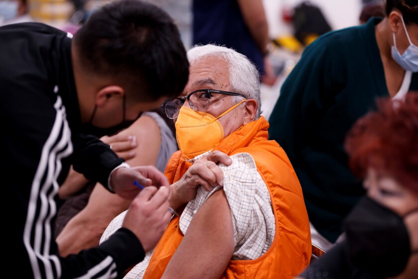 México aplica dosis extra a mayores de 60 pero descarta al resto de población