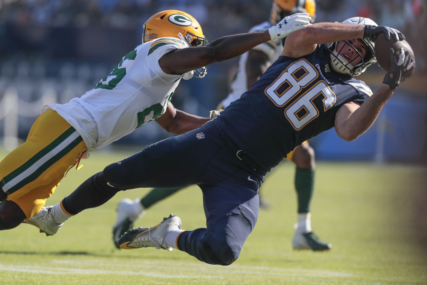 Chargers tight end Hunter Henry catches pass in front of Packers defensive back Darnell Savage.