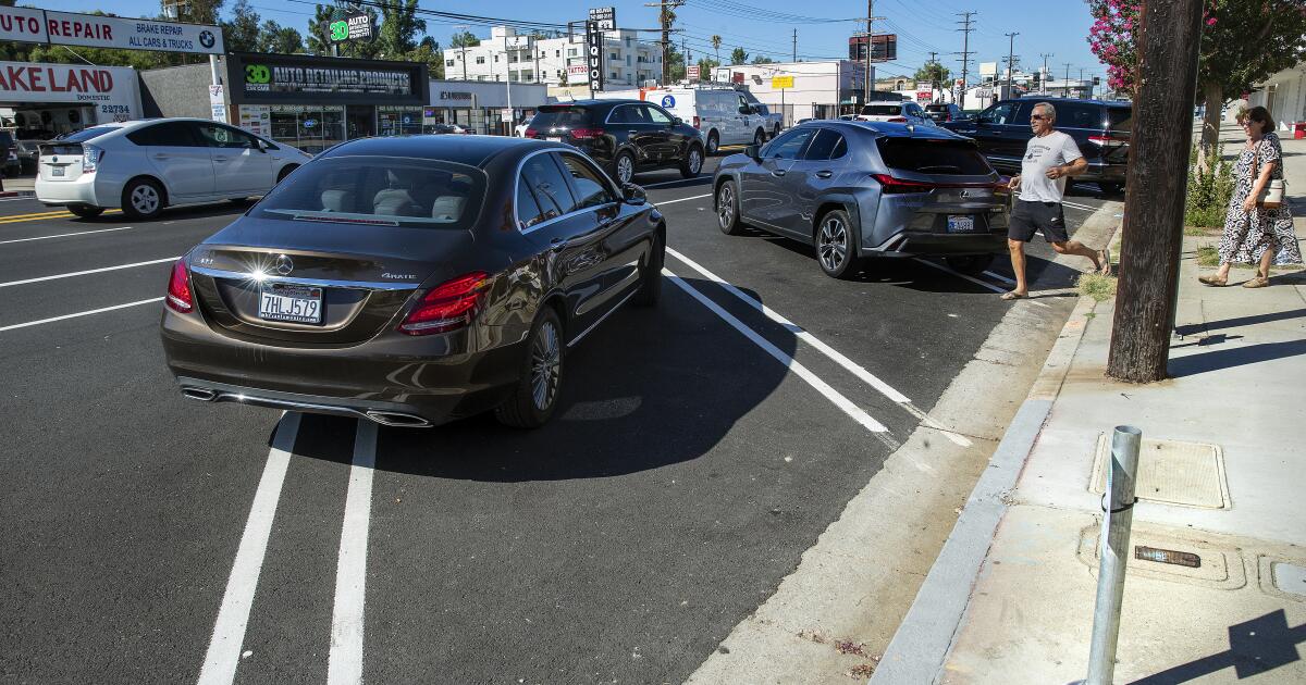 洛杉矶首个仅能倒车，带倾斜停车位引发争议