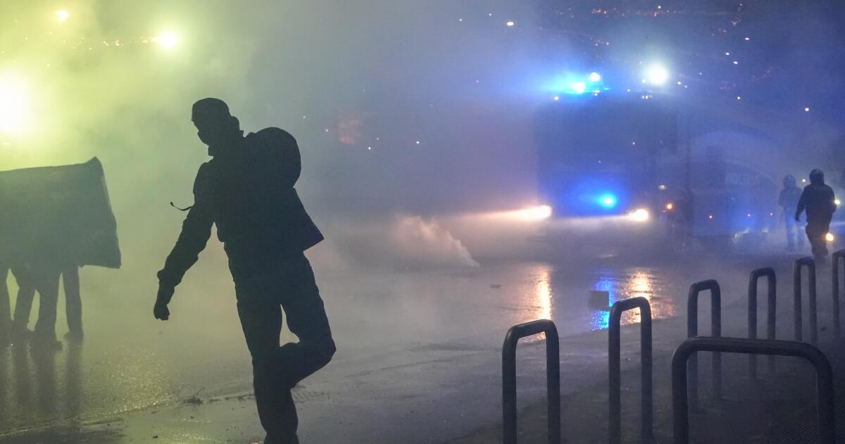 A polícia italiana usou gás lacrimogêneo para entrar em confronto com manifestantes perto da instalação olímpica A polícia italiana usou gás lacrimogêneo para entrar em confronto com manifestantes perto da instalação olímpica