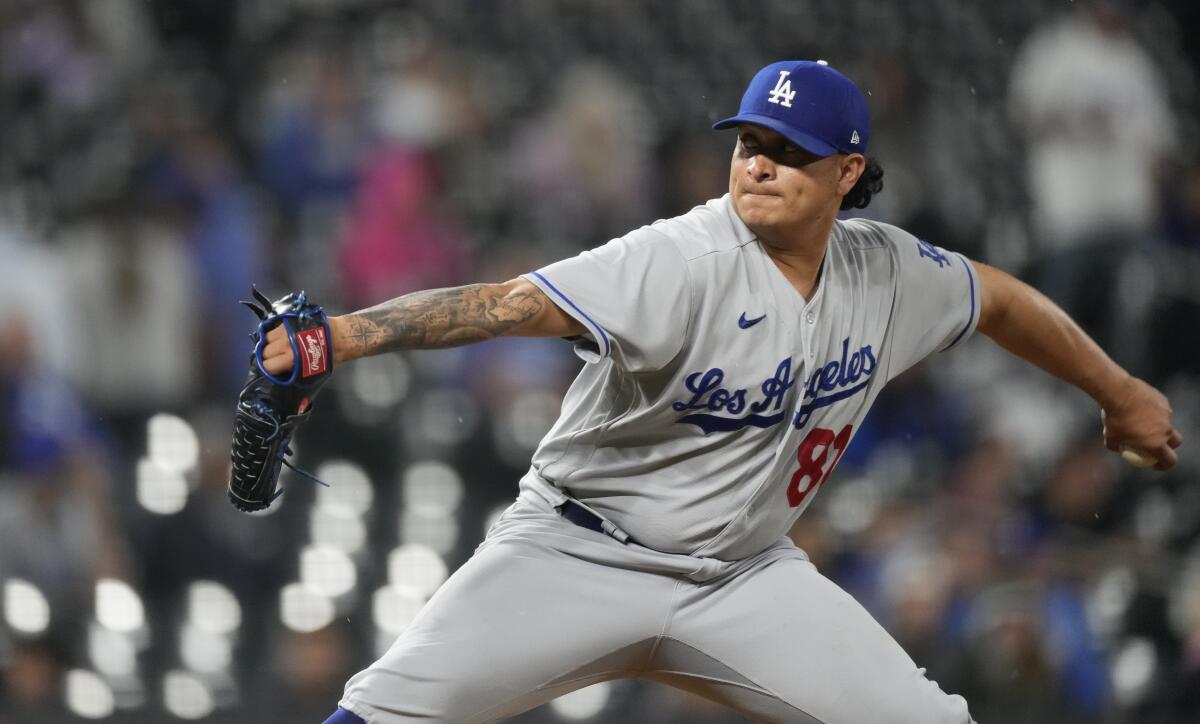 El relevista de los Dodgers de Los Ángeles Víctor González lanza en el séptimo inning 