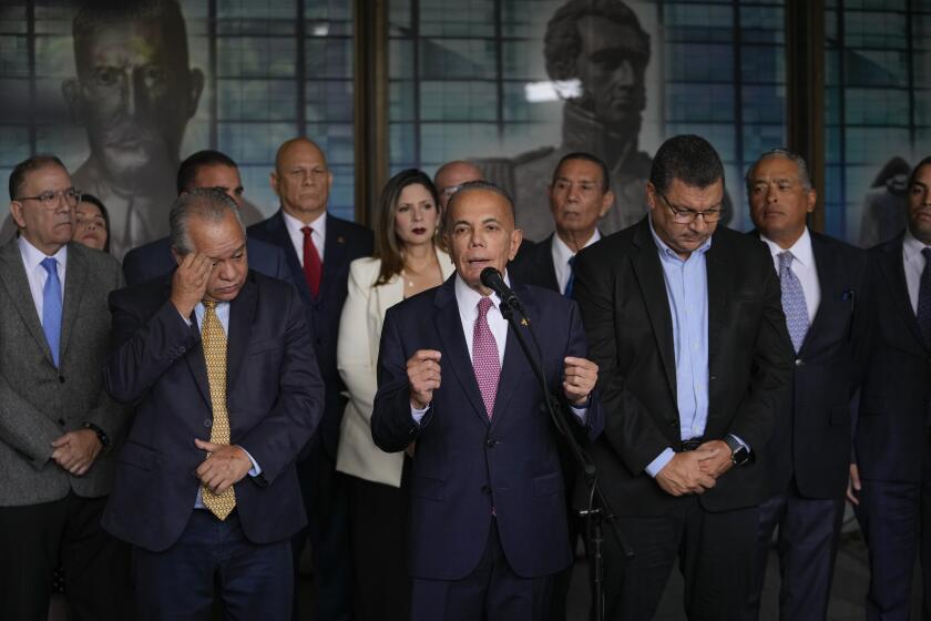 Los políticos de oposición Manuel Rosales, en el centro; José Cartaya, a la izquierda, y Simón Calzadilla, a la derecha, se dirigen a la prensa frente a la Corte Suprema en Caracas, Venezuela, el miércoles 7 de agosto de 2024. (AP Foto/Matías Delacroix)