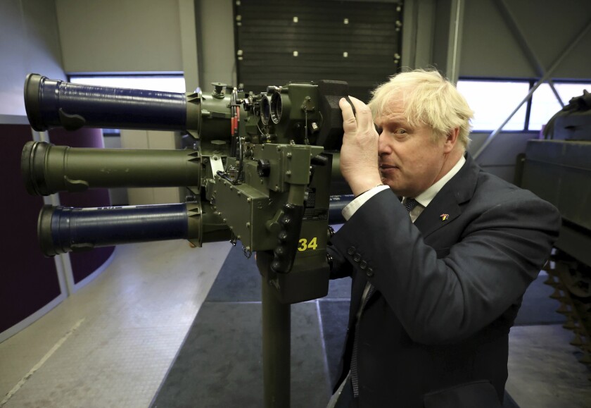 El primer ministro británico Boris Johnson con un sistema misilístico Mark 3 LML 