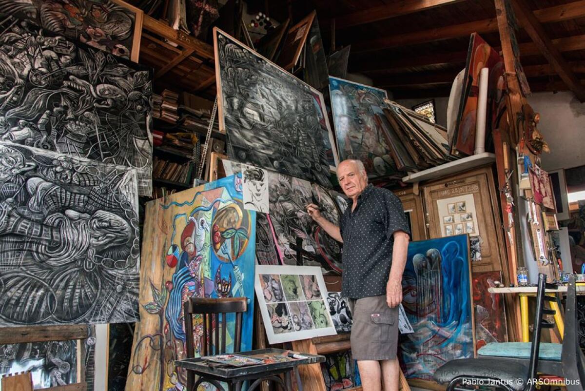 "Trabajo a partir del caos, mientras la conciencia fluye,dice el pintor Francisco Hernández.