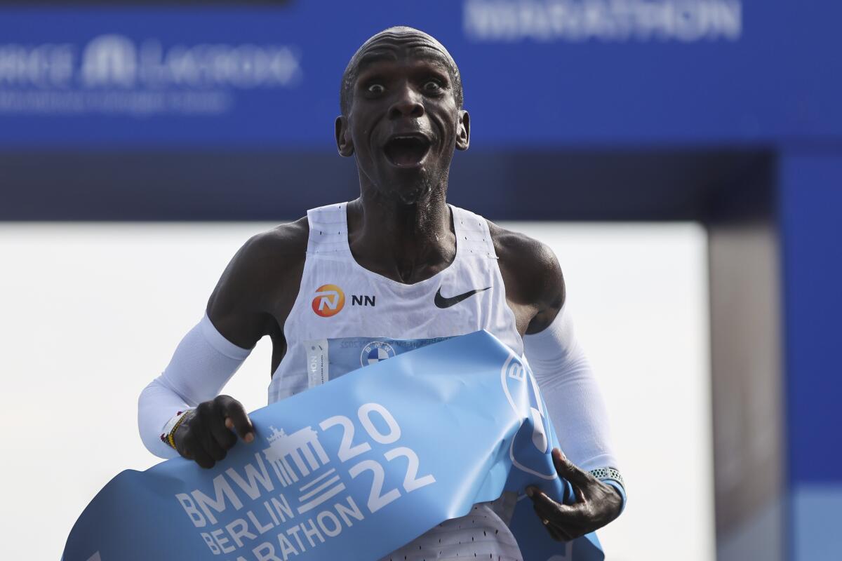 Элиуд Кипчоге из Кении улыбается, пересекая финишную черту и выигрывая Берлинский марафон в Берлине 25 сентября 2022 года.