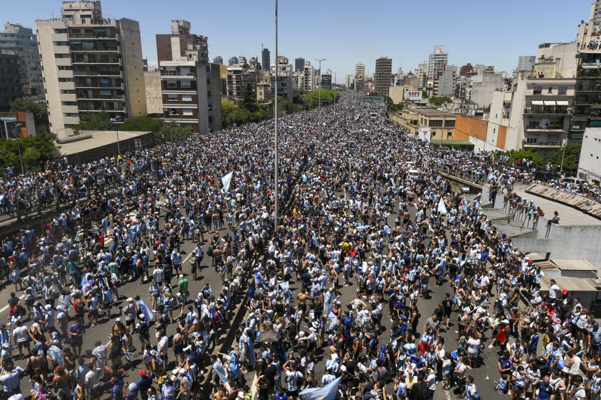 Fans argentinos se aprestan a darle la bienvenida a la selección de fútbol nacional en Buenos Aires