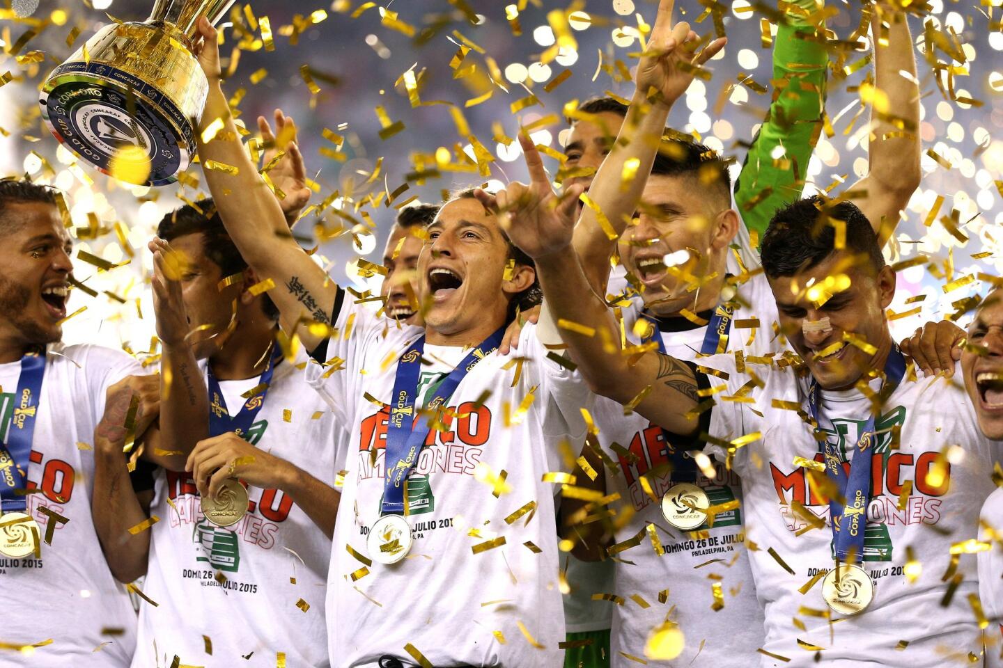 PHILADELPHIA, PA - JULY 26: Andres Guardado #18 of Mexico and teammates celebrate after defeating Jamaica in the CONCACAF Gold Cup Final at Lincoln Financial Field on July 26, 2015 in Philadelphia, Pennsylvania. Mexico won, 3-1. (Photo by Patrick Smith/Getty Images) ** OUTS - ELSENT, FPG - OUTS * NM, PH, VA if sourced by CT, LA or MoD **