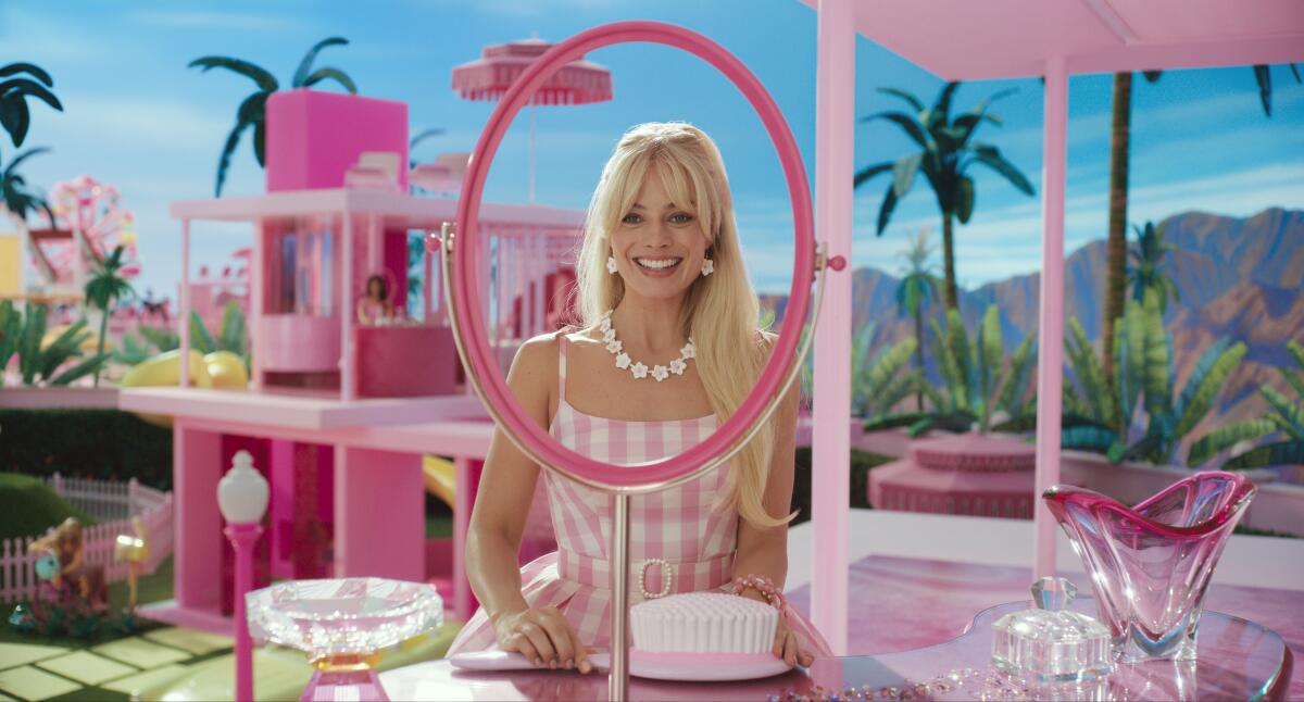 En esta imagen proporcionada por Warner Bros., Margot Robbie en una escena de "Barbie". 