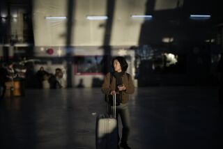 Una pasajera espera en la estación Gare de Lyon, en París, el 7 de febrero de 2023. (AP Foto/Christophe Ena)