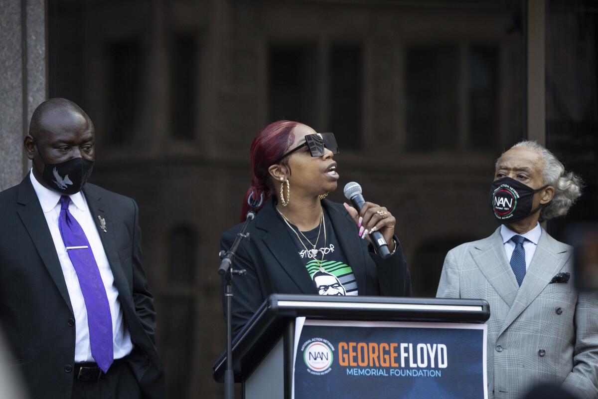 Bridgett Floyd habla durante una marcha por el primer aniversario de la muerte de su hermano George Floyd