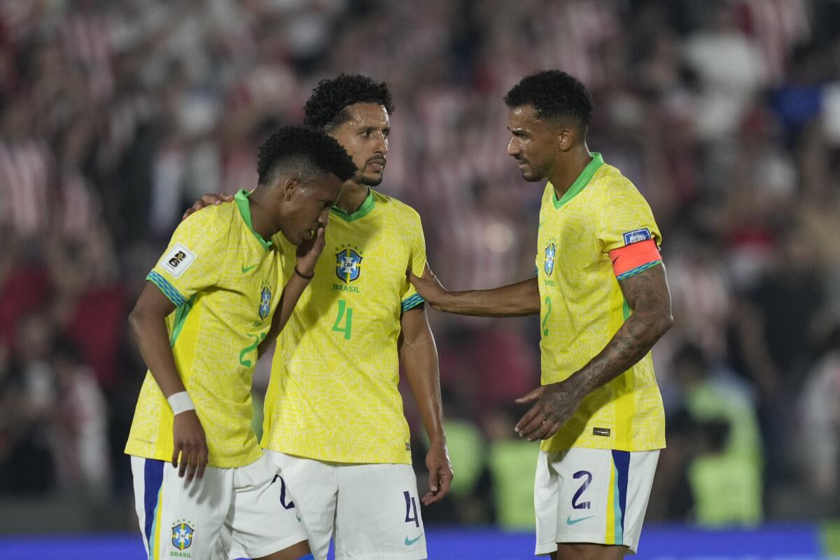 Los jugadores de Brasil tras la derrota 1-0 ante Paraguay en las eliminatorias del Mundial, 