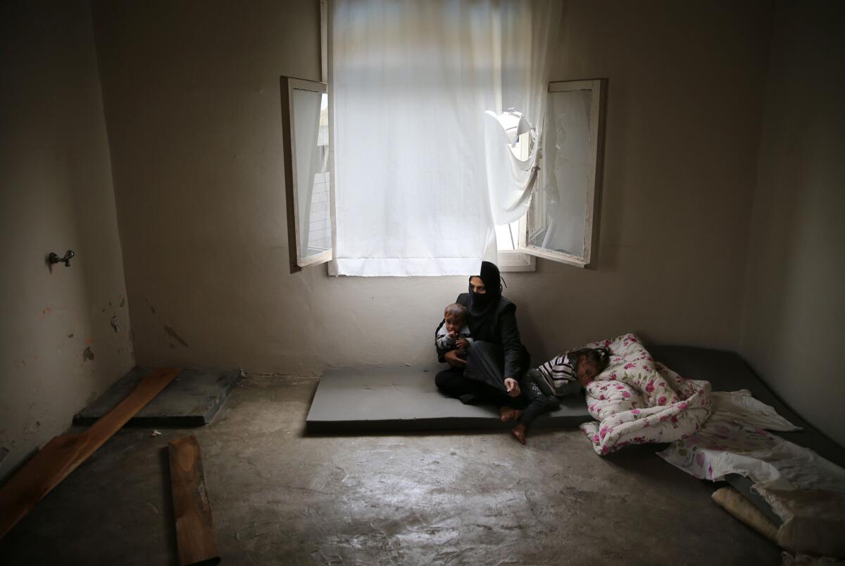 Foto de archivo de una mujer siria que escapa de la violencia en su país,