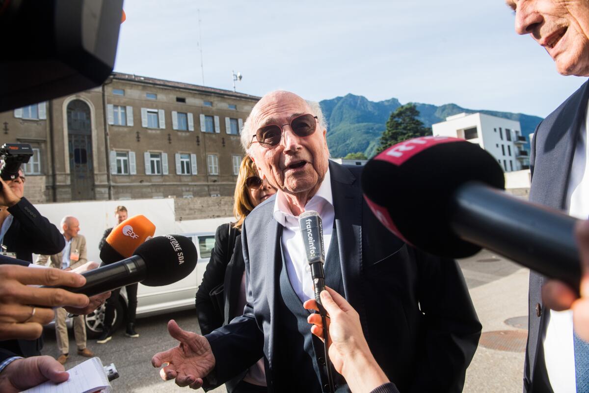 El ex presidente de la FIFA Joseph Blatter habla con la prensa al salir del tribunal federal en Bellinzona, 