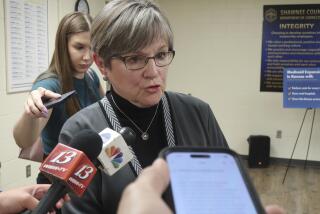 La gobernadora de Kansas, Laura Kelly, responde preguntas de reporteros tras un evento público en la prisión del condado Shawnee, en Kansas, el martes 16 de abril de 2024, en Topeka, Kansas. (AP Foto/John Hanna)