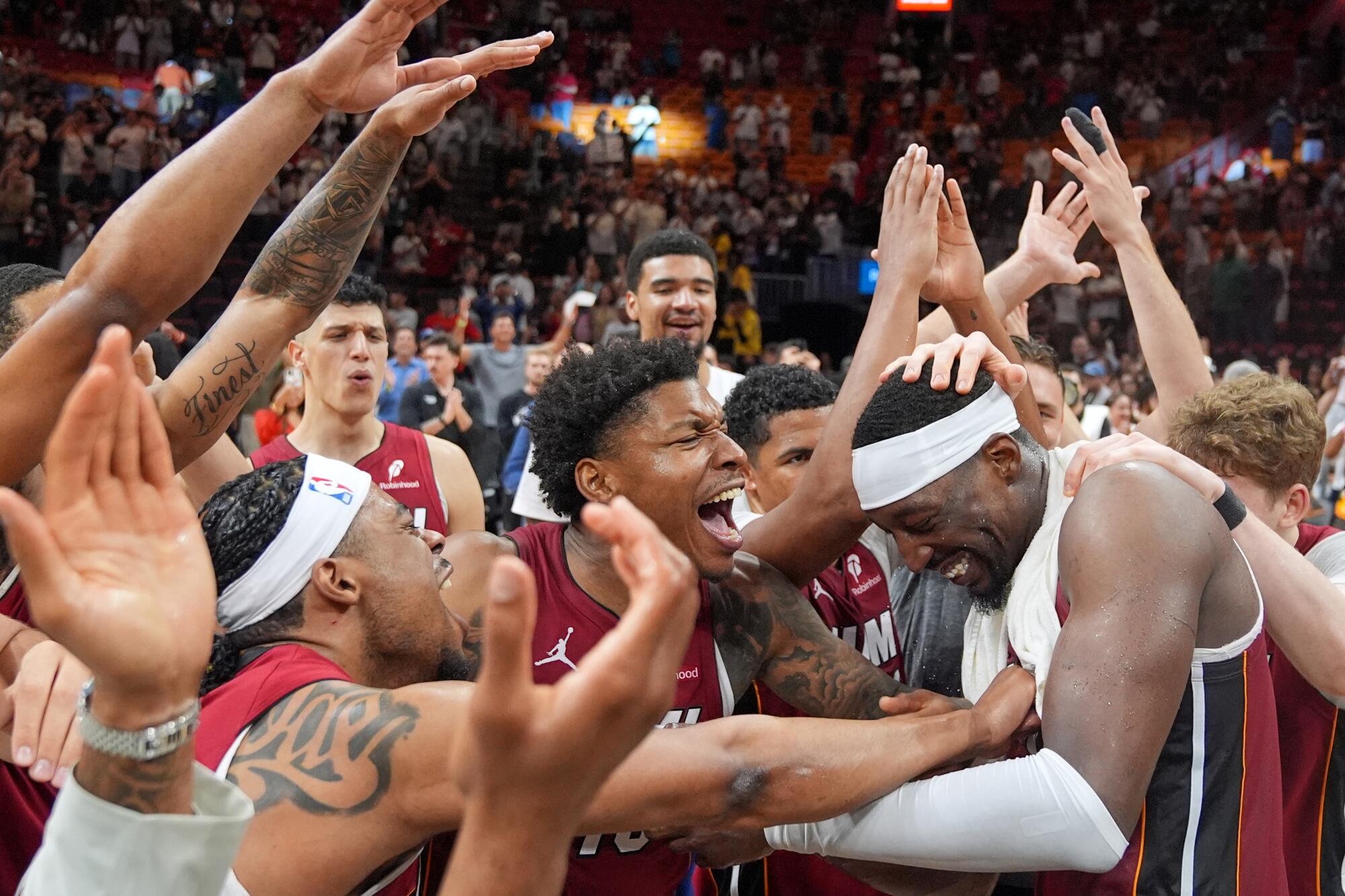 Heat oyuncuları, Salı günü Miami'de Wizards'a karşı attığı 83 sayının ardından pivot Bam Adebayo'yu kutluyor.