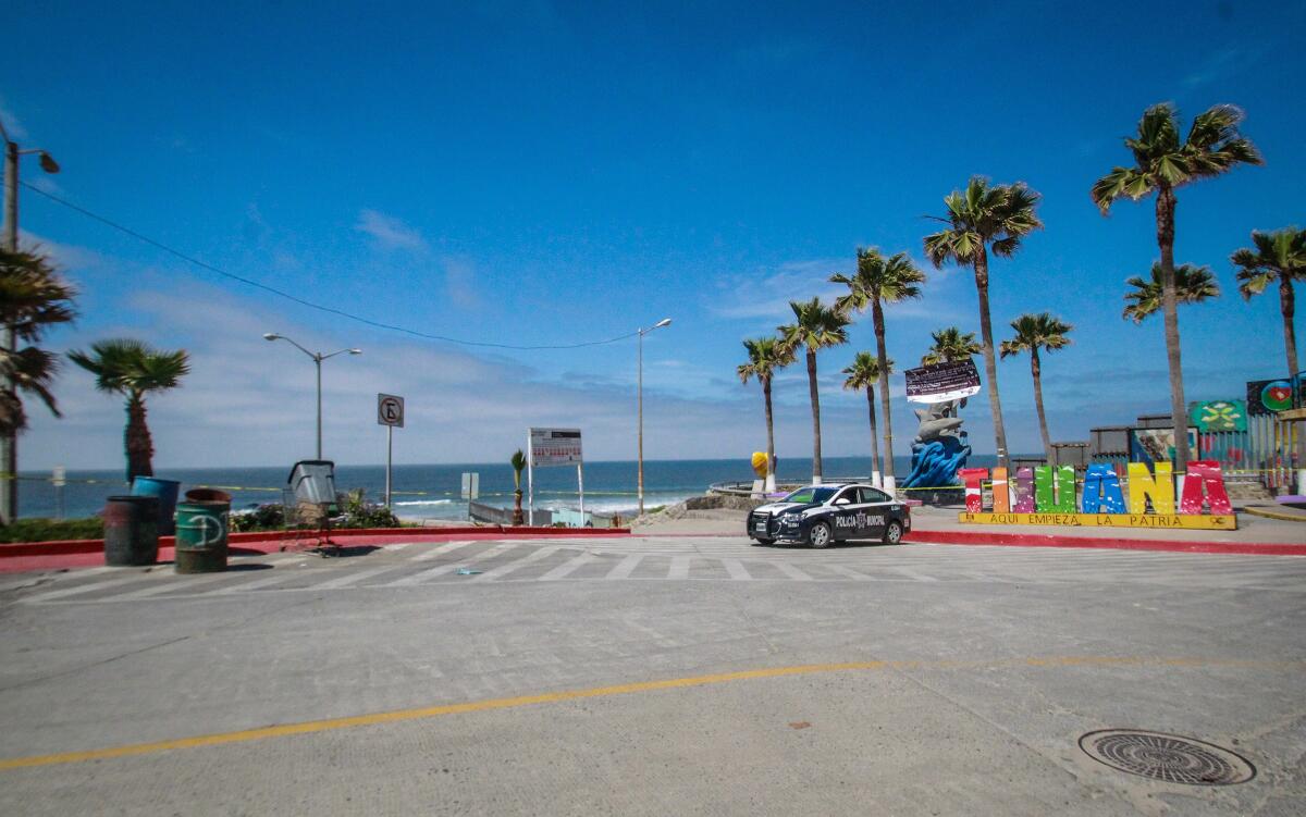 Fotografía del 9 de abril del 2020 que muestra a policías resguardando los accesos a las playas en la ciudad de Tijuana, en el estado de Baja California (México). EFE/ Joebeth Terriquez