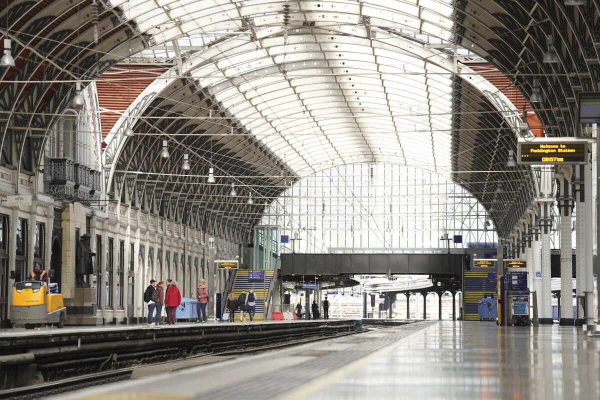 Esta foto del 1 de octubre del 2022 muestra plataformas vacías en la estación de trenes de Paddington, en Londres, durante una huelga de 24 horas por trabajadores ferroviarios en Gran Bretaña. (James Manning/PA vía AP)