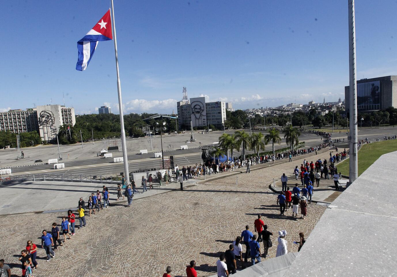 Miles de cubanos participan en las honras fúnebres del líder cubano Fidel Castro en La Habana (Cuba).