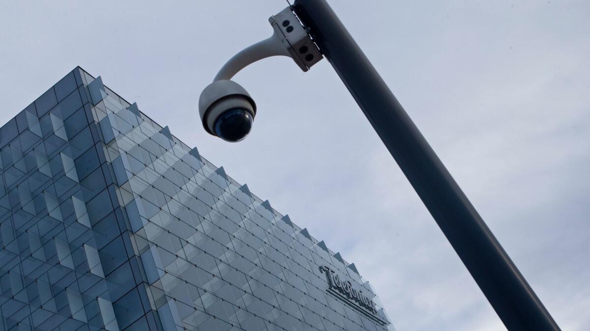 Una cámara de seguridad fuera de la sede de Telefónica, en Madrid. El gobierno español sostuvo que varias compañías, entre ellas Telefónica, fueron blanco de un ataque de ransomware (Paul White / Associated Press).