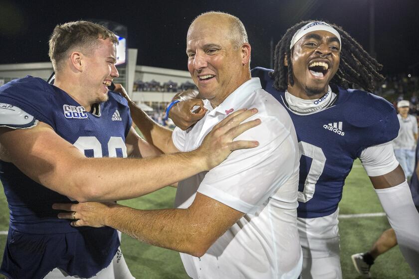 USC's Shane Lee to return; Tuli Tuipulotu, others weigh options - Los ...