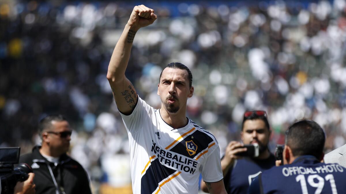 ARCHIVO - Esta foto de archivo del 31 de marzo del 2018 muestra al sueco Zlatan Ibrahimovic, del Galaxy de Los Ángeles, saluda a los hinchas al salir de la cancha tras un partido de la MLS contra el Los Angeles FC en Carson, California. (AP Foto/Jae C. Hong, Archivo) ** Usable by HOY, ELSENT and SD Only **