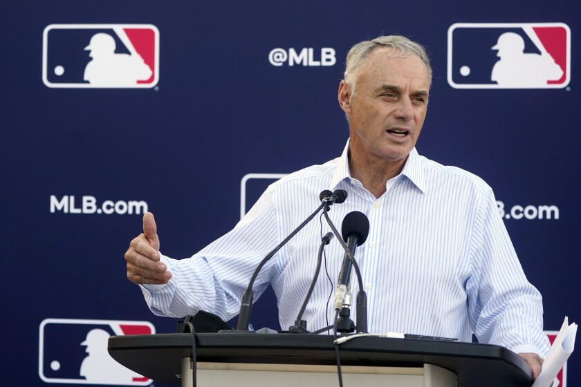 Le commissaire de la MLB, Rob Manfred, prend la parole lors d'une conférence de presse mardi.