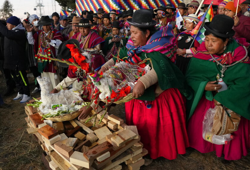 Líderes religiosos andinos preparan un altar de ofrendas