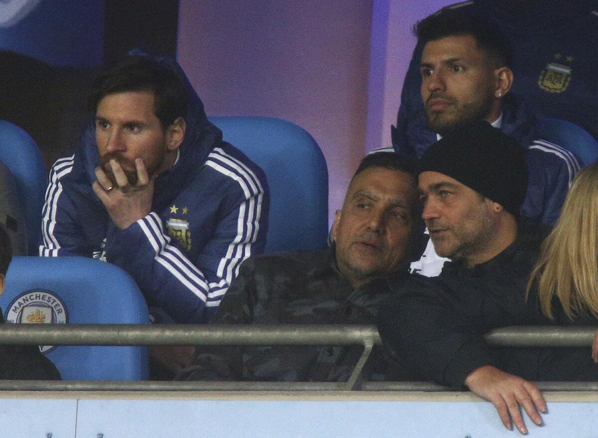 Los argentinos Lionel Messi (izquierda) y Sergio Agüero (a su lado a la derecha) observan el partido amistoso entre Argentina e Italia en el Etihad Stadium en Manchester, Inglaterra, el viernes 23 de marzo de 2018. Argentina ganó 2-0. (AP Foto/Dave Thompson) ** Usable by HOY, ELSENT and SD Only **