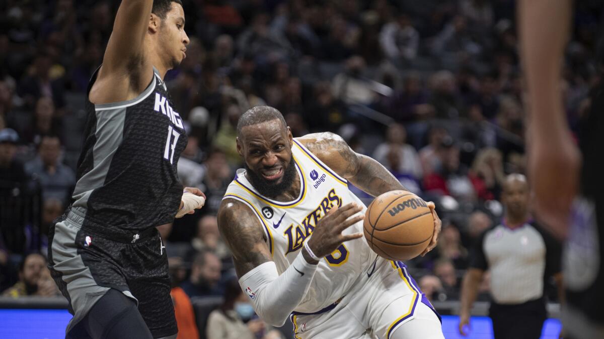 LeBron hurt late in Clippers' 114-101 win over Lakers