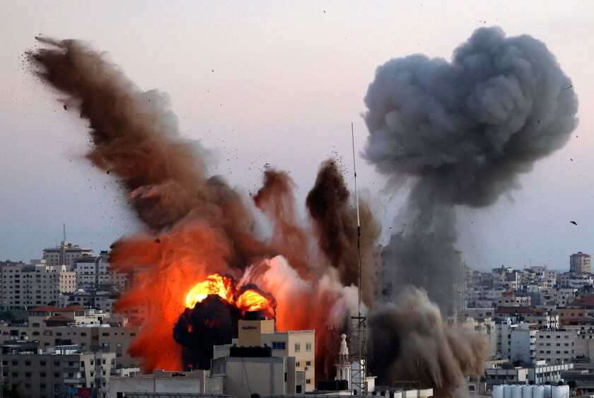     دود پس از حمله هوایی اسرائیل به شهر غزه در 14 مه 2021 پیچ خورد. 
