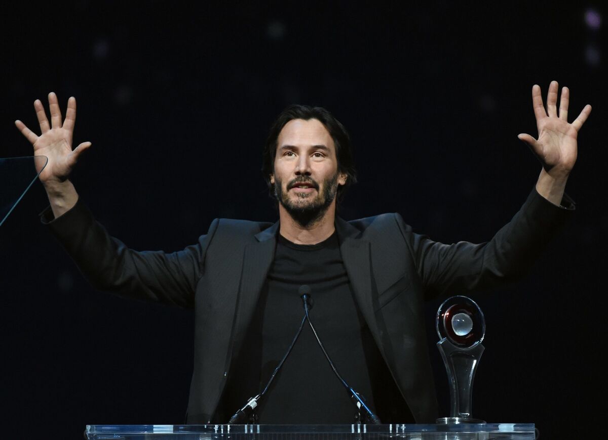 El actor Keanu Reeves acepta el Premio Vanguardia en el CinemaCon 2018 de Las Vegas, Nevada.