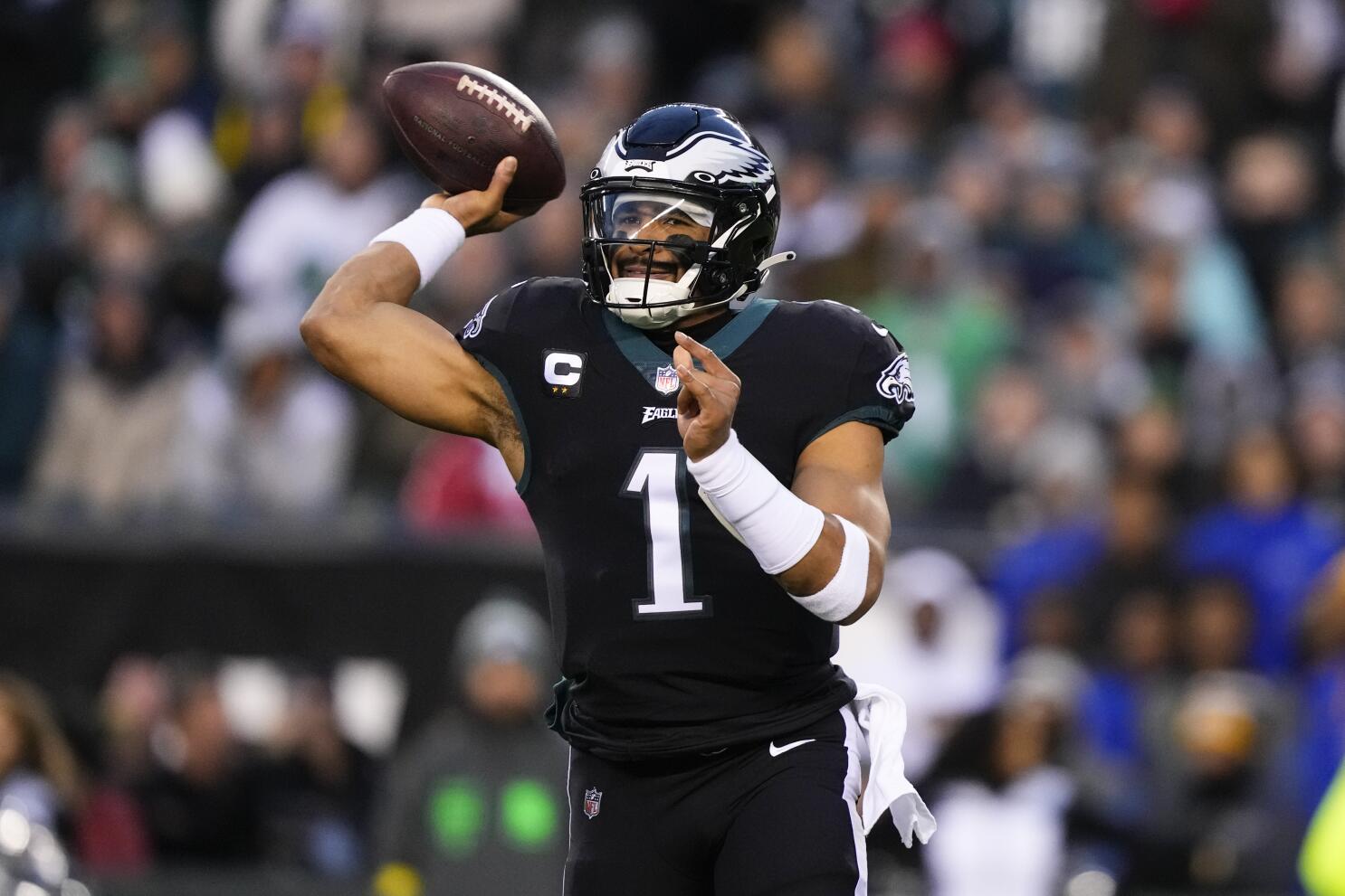 Jalen Hurts anota três touchdowns e lidera Philadelphia Eagles a