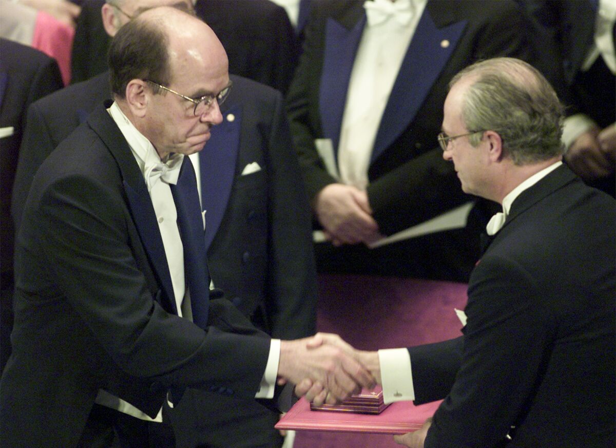 K. Barry Sharpless (left) receives the 2001 Nobel Prize in chemistry from Swedish King Carl XVI Gustaf.