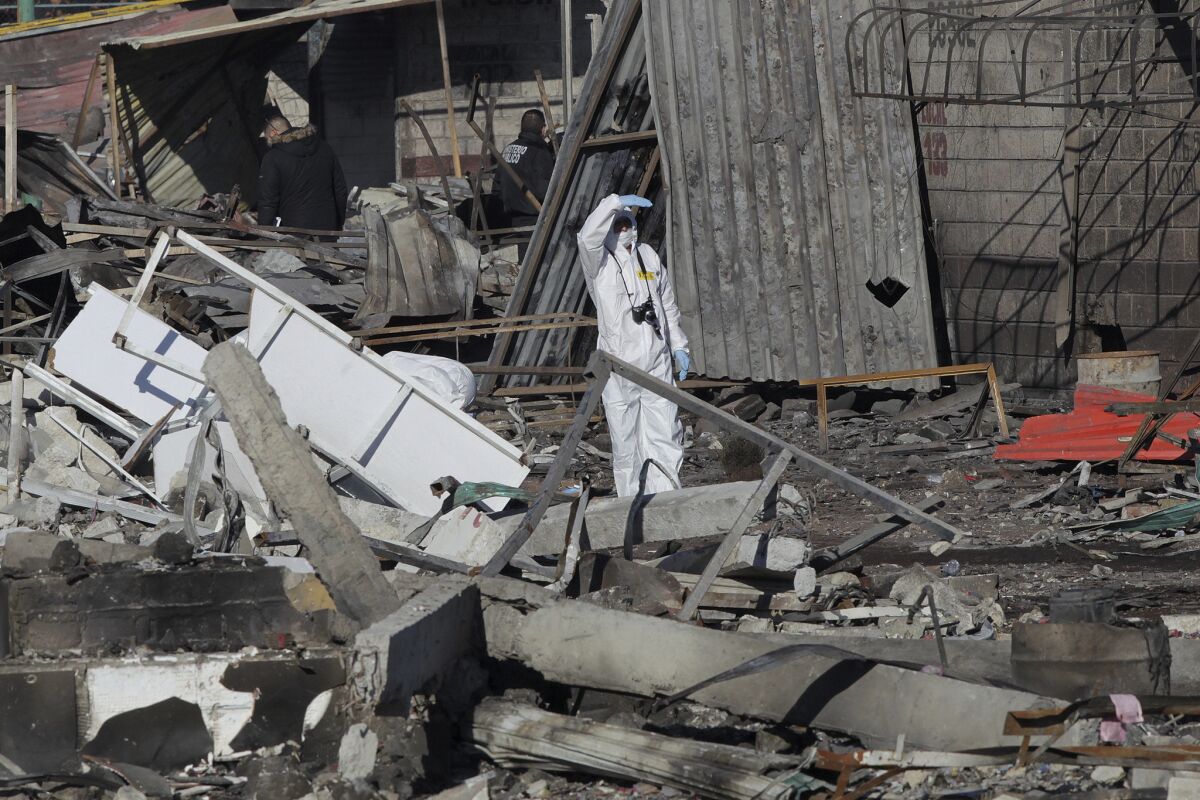 Un investigador trabaja en el mercado de pirotecnia de San Pablito, en Tultepec, donde murieron 32 tras la explosión de sus productos.