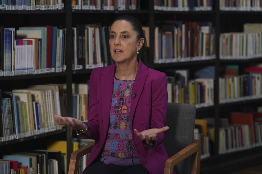 La jefa de gobierno de la capital de México, Claudia Sheinbaum, habla en una entrevista con The Associated Press en la Biblioteca La Carbonera, Ciudad de México, 2 de marzo de 2023. (AP Foto/Marco Ugarte)