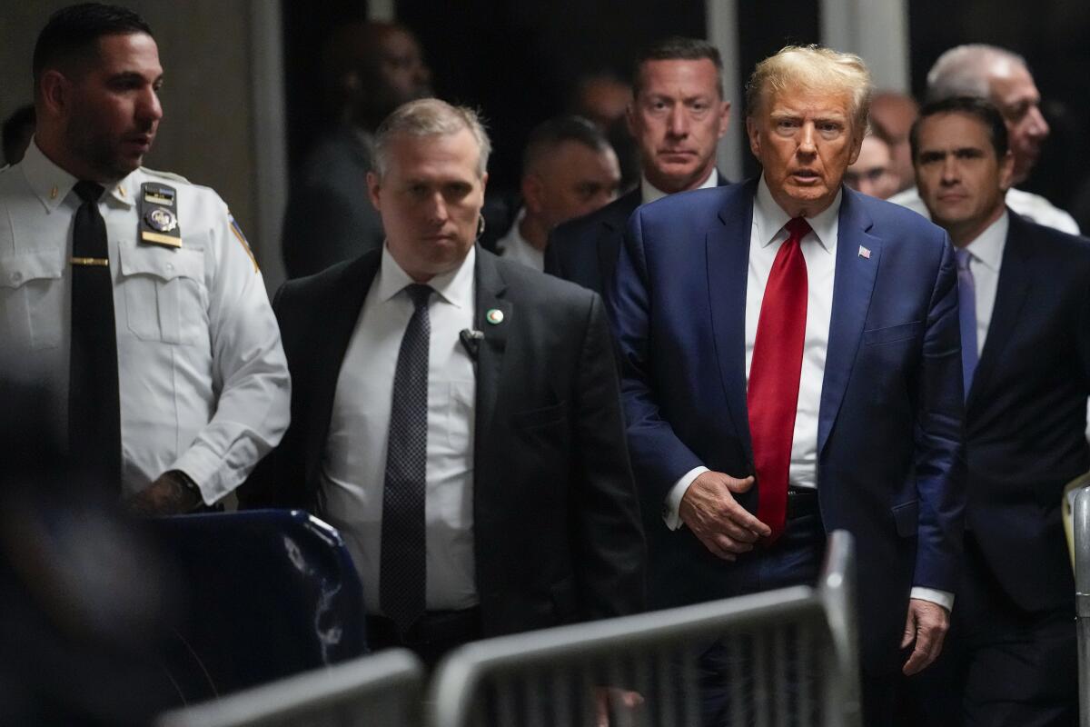 ARCHIVO - El expresidente Donald Trump sale de un tribunal de Manhattan, el 15 de febrero de 2024