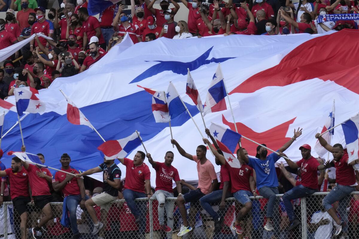 Seguidores de Panamá alientan a su equipo 