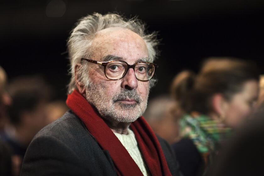 ARCHIVO – El director franco-suizo Jean-Luc Godard en la ceremonia de premiación del Grand Prix Design, en Zúrich, Suiza, el 30 de noviembre de 2010. Godard, el famoso “enfant terrible” del cine francés de la Nouvelle Vague (la Nueva Ola), quien revolucionó el cine popular en la década de 1960 con su ópera prima “À bout de souffle” (“Sin aliento”), y por años fue uno de los directores más influyentes en el cine, falleció el martes 13 de septiembre de 2022. Tenía 91 años. (Gaetan Bally/Keystone via AP, archivo)