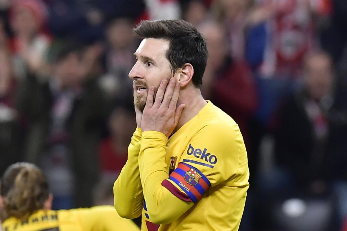 El delantero argentino del Barcelona Lionel Messi tras desperdiciar una ocasión de gol durante el partido contra el Athletic Bilbao por la Copa del Rey.