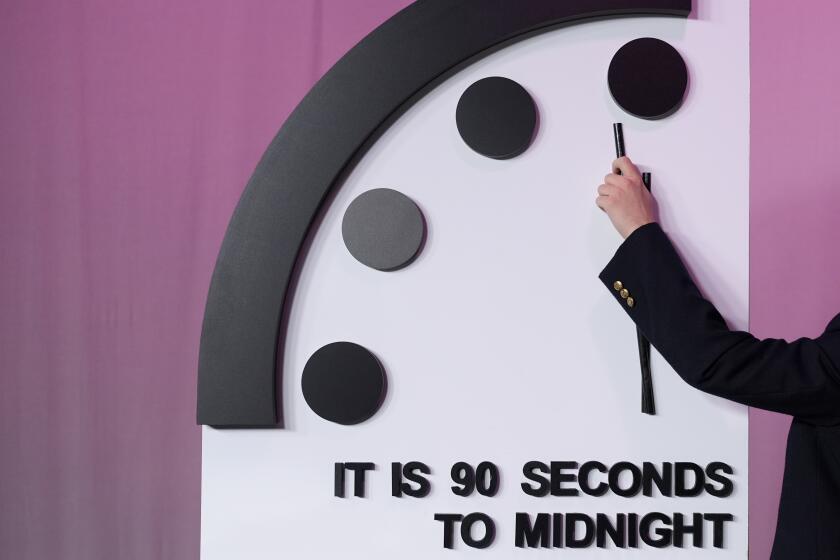 El grupo Bulletin of the Atomic Scientists anuncia su decisión más reciente sobre el "Reloj del fin del mundo", el martes 23 de enero de 2024, en Washington. Este año, el reloj permanecerá en 90 minutos para el fin del mundo. (AP Foto/Jacquelyn Martin)