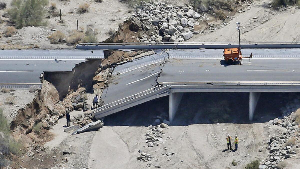 La sección derrumbada y elevada de la Interestatal 10 en Tex Wash en Desert Center, California, el lunes, un día después de que las fuertes lluvias arrastraron el puente.