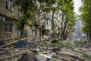 En esta imagen, distribuida por la Administración Militar Regional de Dnipropetrovsk, vista de los daños causados por un ataque ruso a una zona residencial en Dnipró, Ucrania, el 19 de abril de 2024. (Administración Militar Regional de Dnipropetrovsk vía AP)